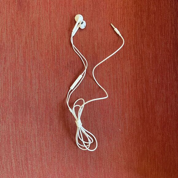 Apple EarPods Wired 3.5mm Headphones with Remote and Mic - Picture 3 of 4